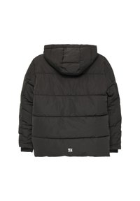 Veste matelassée noire avec capuche, présentant une texture matelassée et des coutures horizontales. Inclut un petit logo en bas de l'ourlet.