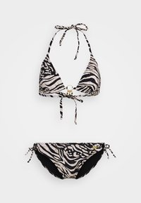 Bikini-setti, jossa on musta ja kerma zebra-kuvio, sisältäen kolmion muotoisen yläosan, jossa on kultaiset renkaat ja säädettävät soljet, sekä sitä vastaavat alaosat.
