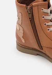 Friboo LEATHER - Botins de atacadores - tan