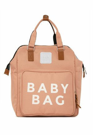 Borsa per bambini in tela rosa con forma rettangolare, dettagli in pelle beige e tasca frontale con zip con il testo bianco "BABY BAG". Manici superiori inclusi.
