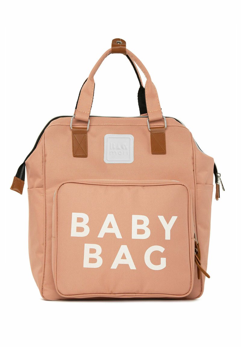 Rózsaszín vászon baba táska téglalap alakú, bézs bőr részletekkel, és egy elülső cipzáras zsebbel, amelyen fehér "BABY BAG" felirat található. Felső fogantyúk is tartoznak hozzá.