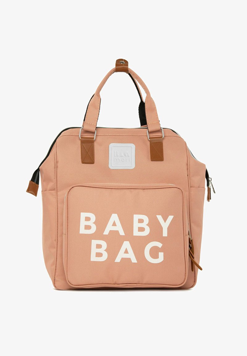 Roze canvas luiertas met een rechthoekige vorm, beige leren accenten en een voorste ritszak met witte tekst "BABY BAG". Inclusief bovenhandvatten.