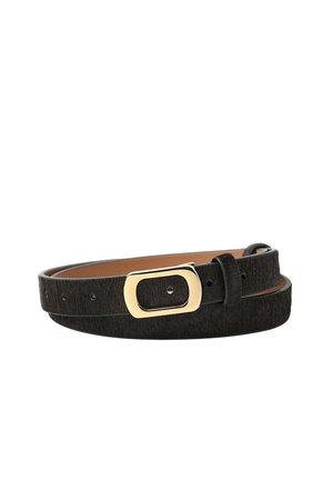 Ceinture en cuir noir avec une boucle rectangulaire dorée, roulée sur un fond blanc.