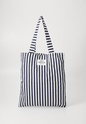 Kangas kott, millel on vertikaalsed tumesinised ja valged triibud, kahe tugeva käepideme ja ees asuva sildiga "MADS NØRGAARD COPENHAGEN".