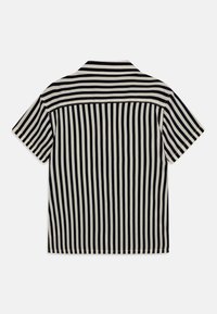 Camicia a maniche corte con righe verticali nere e crema, colletto e vestibilità comoda. Tessuto morbido in cotone. Senza dettagli frontali.