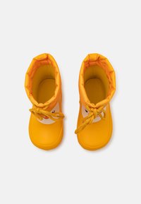 Bottes de pluie en caoutchouc jaunes avec un bord rembourré, ornées d'un design de visage souriant. Les lacets sont également jaunes, assurant un ajustement sûr.