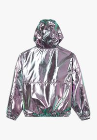 Reflexní kapucňová bunda v iridescentní fialové barvě, se zapínáním na gumičky na rukávech a spodním lemu, s hladkým povrchem a jednoduchým designem.