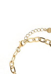 Pulsera de cadena de oro con eslabones alargados, un cierre de langosta y una cadena ajustable con una etiqueta. Superficie suave con un acabado reflectante.