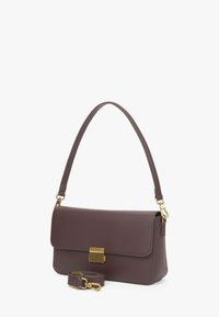 Fialová kožená kabelka s magnetickým uzavíráním, zlatou kováním a odnímatelným popruhem. Hladký povrch a obdélníkový tvar.