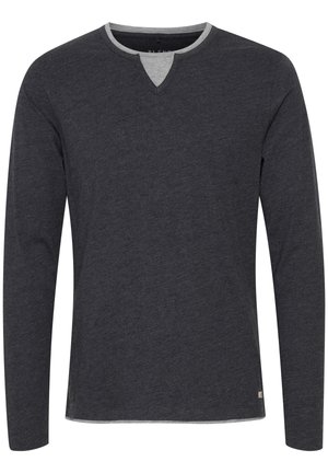 Ilgais rankovėmis tamsiai pilkas marškinėliai, pagaminti iš minkštos medvilnės, su V formos iškirpte ir šviesiai pilku apdailinimu, bei subtilia prekės ženklo etiketė apačioje.