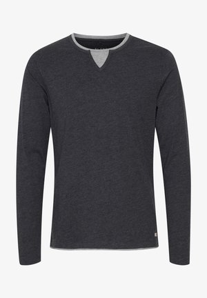 Temna siva majica dolgih rokavov iz mehkega bombaža, z V-izrezom in svetlo sivo obrobo ter diskretno oznako blagovne znamke na robu.