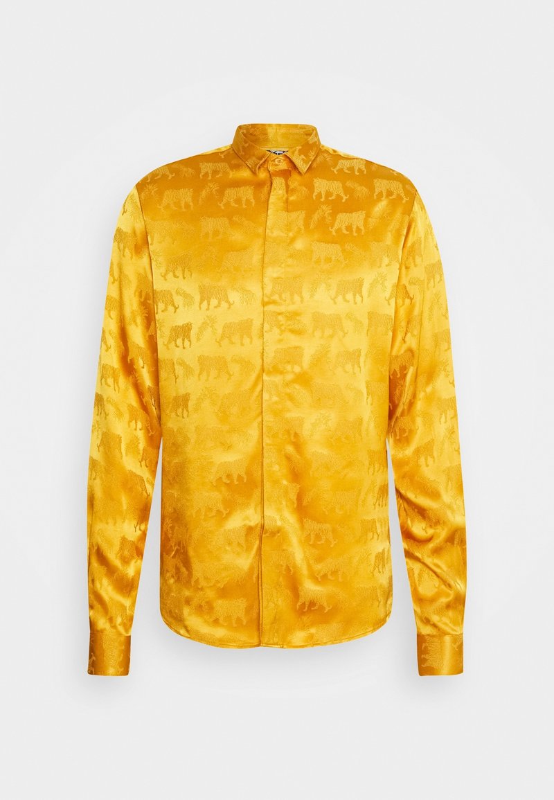 Chemise en satin jaune avec un motif animalier subtil, col classique, manches longues et fermeture à boutons. Texture lisse avec une finition brillante.