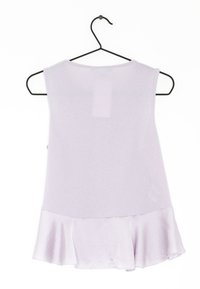 Lila bezramenná blůza s texturovanou horní částí a hladkým saténovým volánkem, včetně štítku na zadní straně a zavěšovacího háčku.