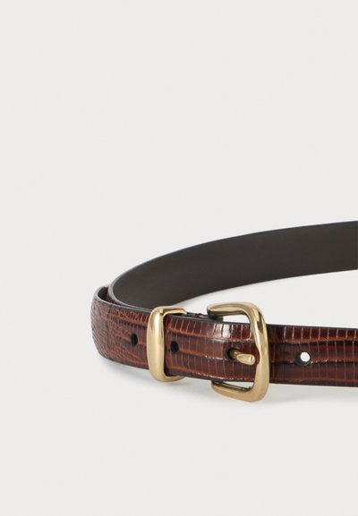 Ceinture en cuir marron texturé avec boucle rectangulaire dorée et doublure intérieure noire, présentée enroulée sur un fond clair uni.