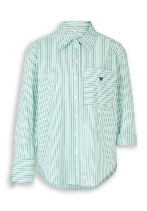 Hellgrünes langärmeliges Hemd mit dünnen, dunklen vertikalen Streifen, Brusttasche mit einem kleinen blauen Herz und einem aufgeknüpften Ärmel.