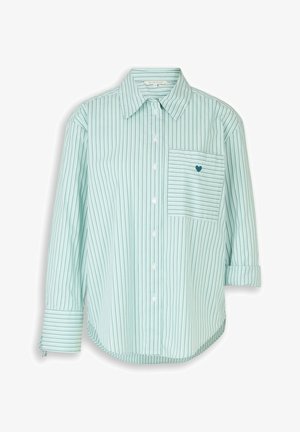 Hellgrünes langärmeliges Hemd mit dünnen, dunklen vertikalen Streifen, Brusttasche mit einem kleinen blauen Herz und einem aufgeknüpften Ärmel.