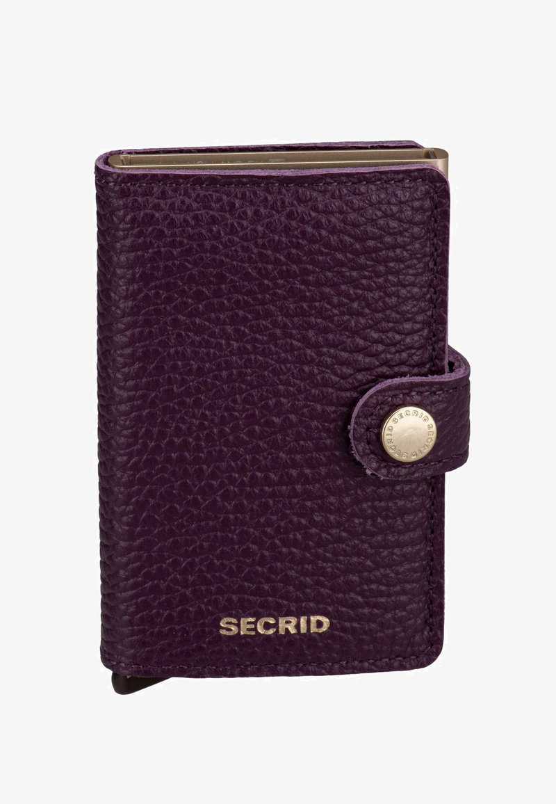 Portafoglio viola in pelle con superficie testurizzata, bottone a pressione dorato e logo in rilievo sulla parte anteriore. Design compatto con bordi arrotondati.