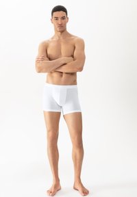 Boxers en coton blancs avec une texture lisse et une coupe ajustée. La ceinture est élastique, offrant confort et soutien.
