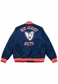 Navy satynowa kurtka z czerwonymi i białymi prążkowanymi mankietami i kołnierzem. Na plecach haft "NEW JERSEY NETS" z logo koszykarskim.