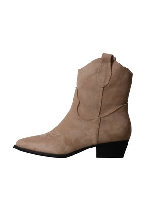 Botte de cowboy mi-mollet en daim beige avec un bout pointu, des coutures décoratives, des languettes de tirage et un petit talon empilé noir.