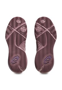 Semelles de chaussures en rose poussiéreux avec un motif en zigzag texturé. Comprend un logo circulaire et de profondes rainures pour une meilleure adhérence. Bords lisses ; matériau synthétique.