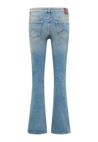 Jeans de mezclilla azul acampanados con un lavado claro. Cuenta con dos bolsillos traseros con costura decorativa y una etiqueta de cuero con marca en la cintura.