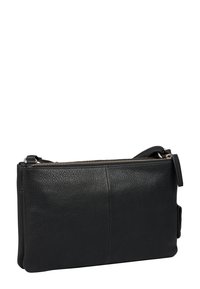 Borsa pochette nera in pelle con superficie texturizzata, chiusura con zip e manico laterale. Presenta linee pulite e una forma rettangolare elegante.