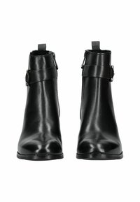Botas de cuero negras hasta el tobillo con un diseño elegante, que cuentan con un cierre lateral, un acento de correa con hebilla y una textura lisa y brillante.