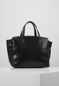 Černá taška přes rameno s krokodýlím vzorem, hladkými koženými ušima, prostorným interiérem a zlatými akcenty.