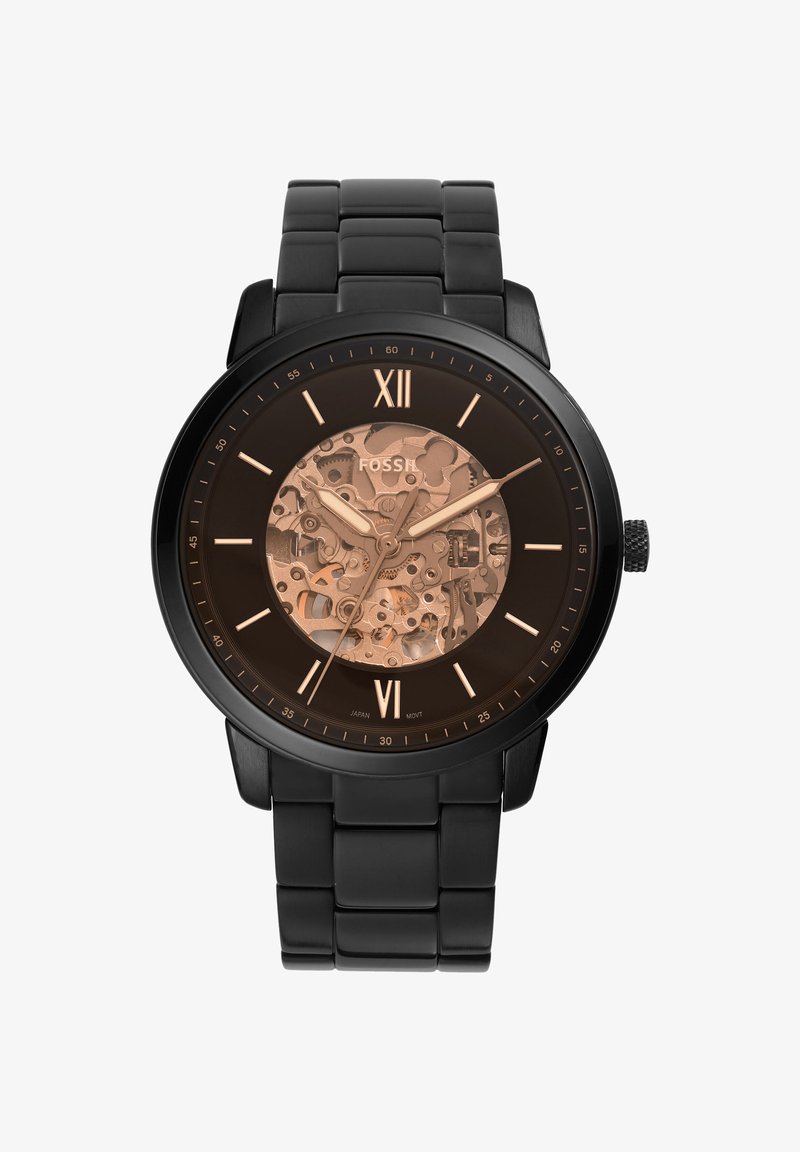 Montre-bracelet noire Fossil avec bracelet en métal, cadran squelette affichant des engrenages en or rose et chiffres romains aux positions 12 et 6 heures.