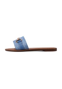 Sandalo blu con una fascia intrecciata testurizzata e dettagli in pelle liscia, completato da una suola piatta marrone e un dettaglio decorativo a fibbia.