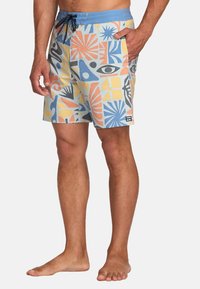 Shorts de bain pour hommes avec un motif géométrique multicolore comprenant des formes bleues, orange, jaunes et grises. Fabriqués en tissu léger.