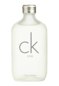 Gennemsigtig glasflaske med rund base, sølv skruelåg og minimalistisk grå tekst "ck one" og "Calvin Klein" på forsiden.