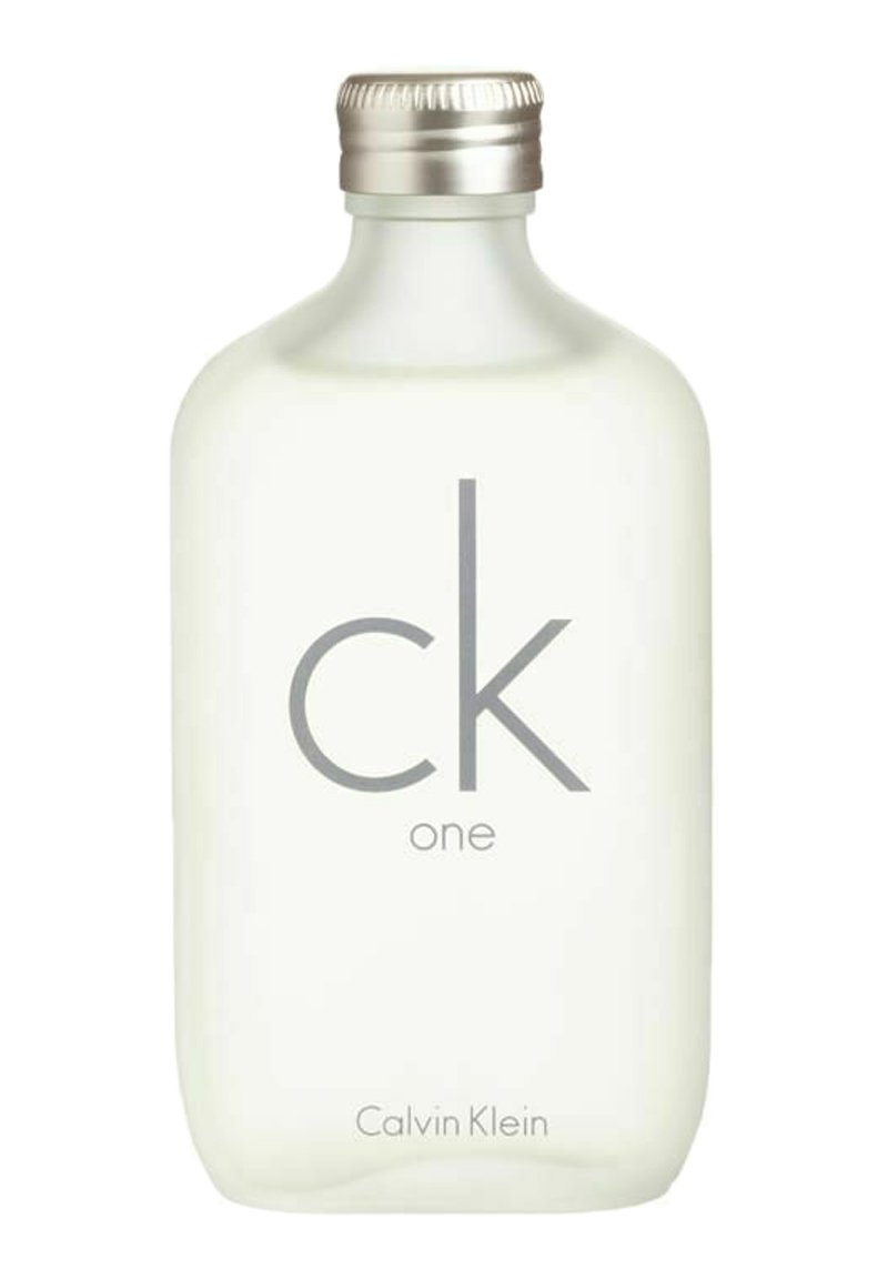 Gennemsigtig glasflaske med rund base, sølv skruelåg og minimalistisk grå tekst "ck one" og "Calvin Klein" på forsiden.