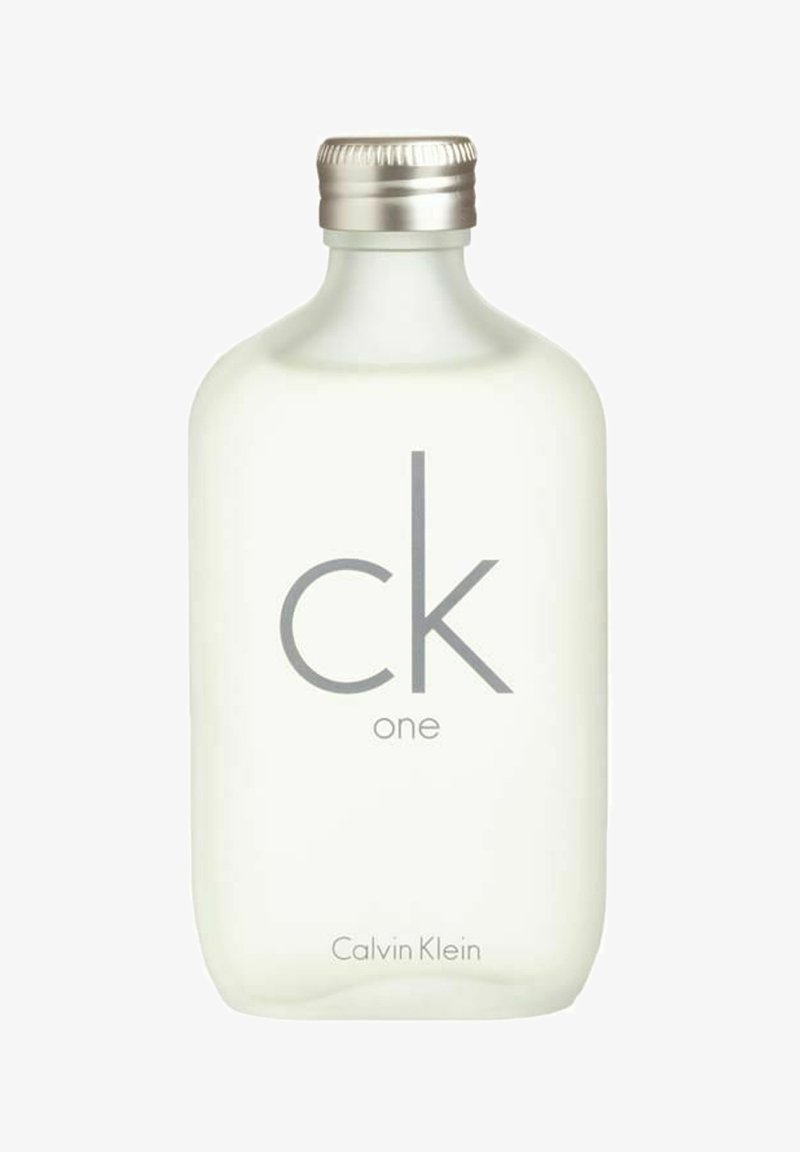 Kirkas lasipullo, jossa on pyöreä pohja, hopeinen ruuvikorkki ja minimalistinen harmaa teksti "ck one" ja "Calvin Klein" etupuolella.