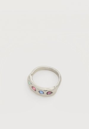 Bague en argent avec pierres précieuses ovales incrustées vertes, roses, bleues et violettes sur fond blanc.