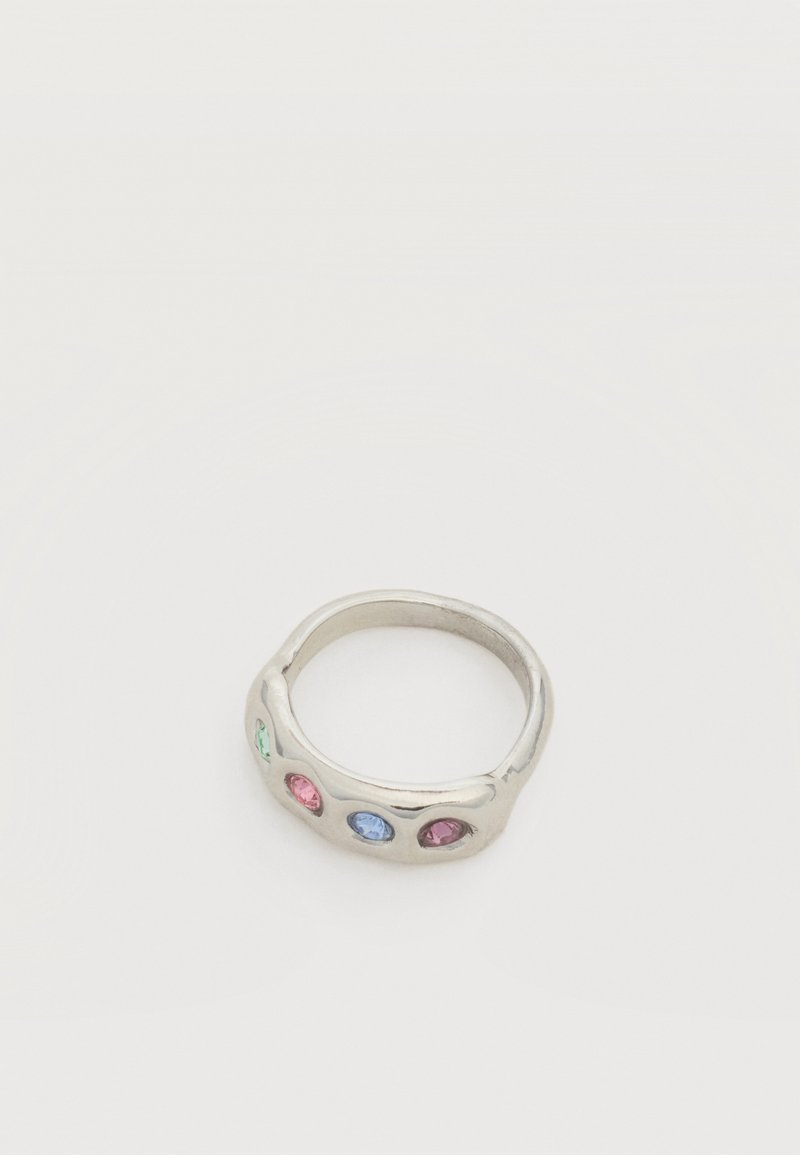 Bague en argent avec pierres précieuses ovales incrustées vertes, roses, bleues et violettes sur fond blanc.