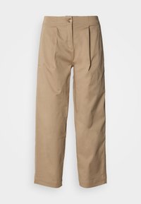 Pantalon beige à jambes droites avec plis sur le devant, fermeture à bouton et zip, et ourlets retroussés sur fond blanc uni.