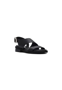Zwarte leren sandalen met kruislings gespen, open neus, verstelbare gesp, platte zool en een gestructureerde afwerking op het bovenmateriaal.