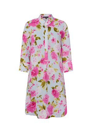 Hellblaues Hemdblusenkleid mit langen Ärmeln, das ein großes florales Muster in Pink und Grün sowie einen klassischen Kragen hat.