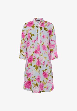 Hellblaues Hemdblusenkleid mit langen Ärmeln, das ein großes florales Muster in Pink und Grün sowie einen klassischen Kragen hat.