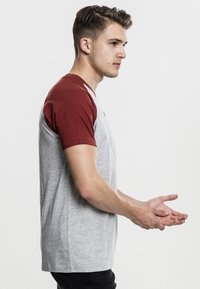 Urban Classics RAGLAN CONTRAST  - T-shirt med print - mottled light grey/dark red