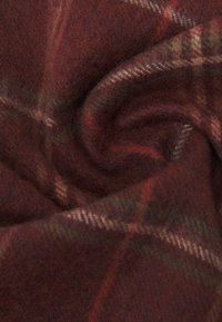 Tissu en laine à carreaux dans des tons rouge foncé et vert. Texture douce avec un motif à carreaux, comprenant des accents blancs et marron clair.