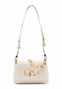 Beige strukturierte Handtasche mit goldenem Kettenakzent, ovalem Logo-Metall, verstellbarem Trageriemen und glatter Textur. Rechteckige Form.