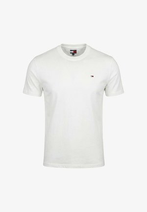 Camiseta blanca de manga corta con cuello redondo y pequeño logo de la bandera Tommy Hilfiger en el pecho izquierdo.