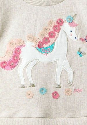 Weißes Sweatshirt mit einem Einhorn, verziert mit rosa und blauen Blumenstickereien, metallischen Akzenten und kleinen Schmetterlingen in Pastellfarben.