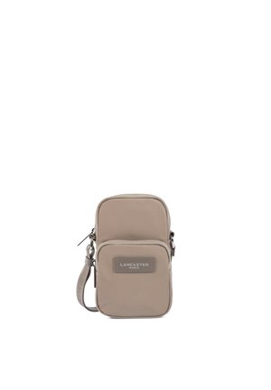 Petit sac beige rectangulaire porté en bandoulière avec poche zippée à l’avant et étiquette « Lancaster Paris », bandoulière réglable sur fond blanc.