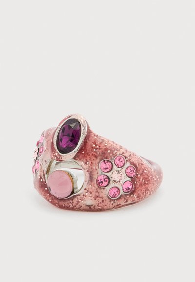 Ροζ και μεταλλικό δαχτυλίδι με υφή φινιρίσματος, διακοσμημένο με πολλούς ρόζ και μωβ πολύτιμους λίθους σε κυματιστό σχέδιο με λαμπερά στοιχεία.