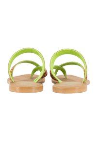 Gröna sandaler med en slät lädersula och flerfärgade flätade remmar. Har två böjda remmar över foten. Enkel och platt design.