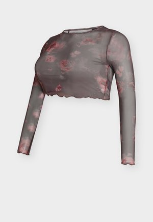 Top corto de manga larga transparente con un patrón floral en tonos burdeos y gris, con un dobladillo ondulado y escote redondo.
